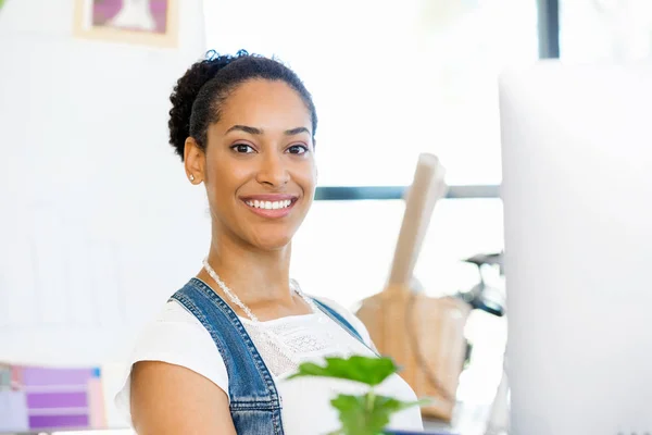 Portret van Afro-Amerikaanse kantoor werknemer in offfice glimlachen — Stockfoto