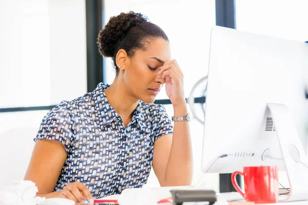 Porträt eines müden afroamerikanischen Büroangestellten, der in der Kränkung sitzt — Stockfoto