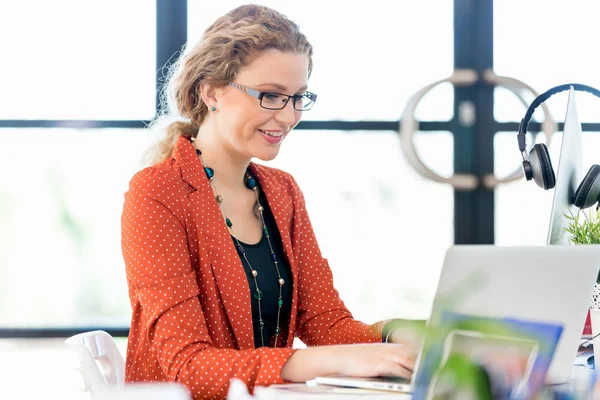 Junge Frau im Amt — Stockfoto