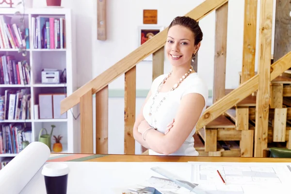 Genç kadın mimar ofis