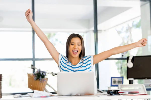 Jonge vrouw in functie — Stockfoto