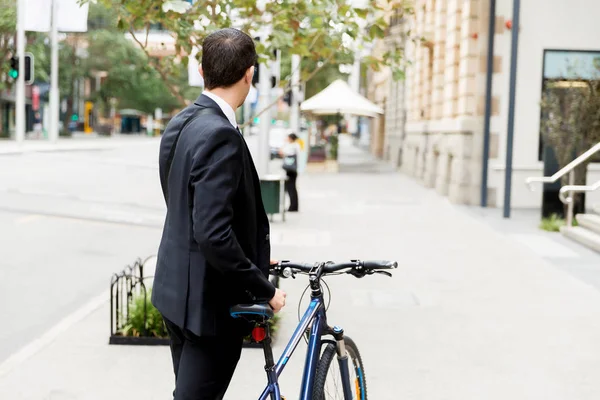 Jóvenes empresarios con una bicicleta — Foto de Stock