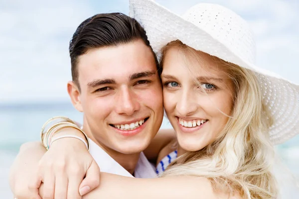 Sahilde oturup romantik genç Çift