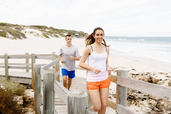 Kaçakçıları. Plajda çalışan genç Çift
