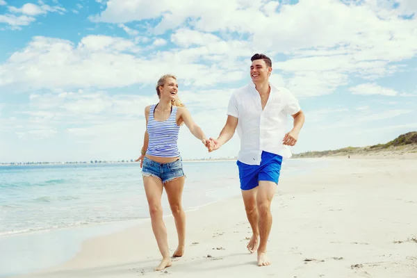 Romantique jeune couple sur la plage — Photo