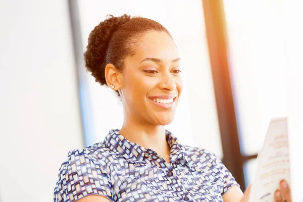 Portrait of smiling afro-american office worker in offfice — Stock Photo, Image