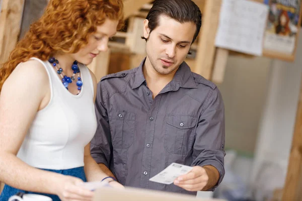 İki genç insan Office