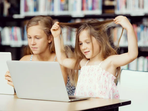 Technologie en plezier in de bibliotheek — Stockfoto