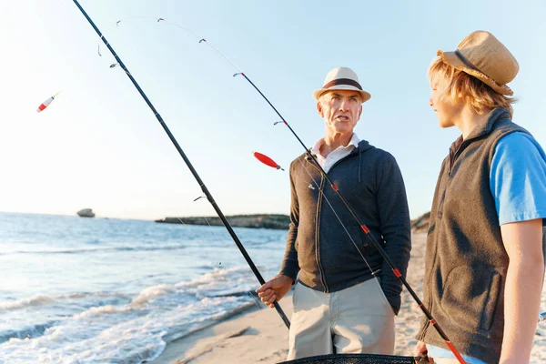 Yaşlı adam torunuyla balık tutuyor.