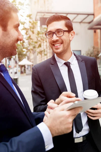 Açık havada konuşurken iki iş adamları