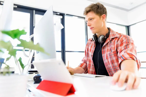 Junger Mann arbeitet im Büro — Stockfoto