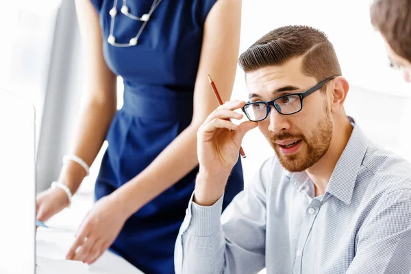 Les gens d'affaires dans le bureau moderne — Photo