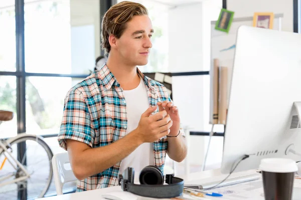 Genç adam ofiste çalışıyor.