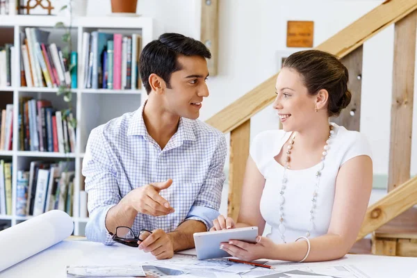 Ofisteki iki genç mimar