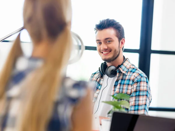 Jongeman aan het werk — Stockfoto