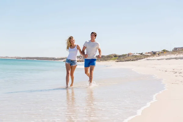 Romantique jeune couple sur la plage — Photo