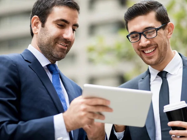 Açık havada konuşurken iki iş adamları