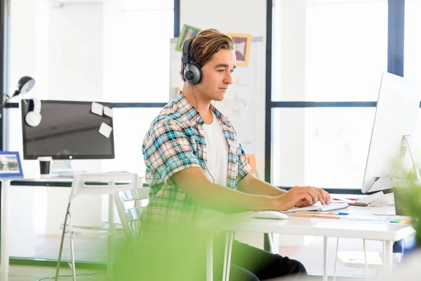 Jeune homme travaillant dans le bureau — Photo