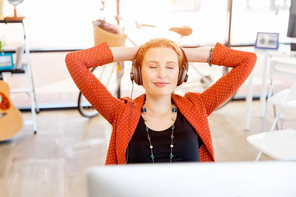 Ofiste cep telefonu tutan genç kadın