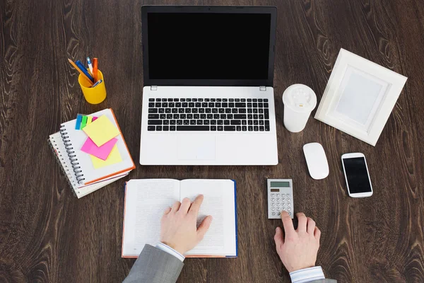 Büroarbeitsplatz mit Büromaterial und Laptop — Stockfoto