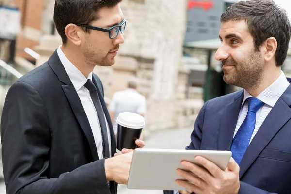Dos hombres de negocios hablando al aire libre — Foto de Stock