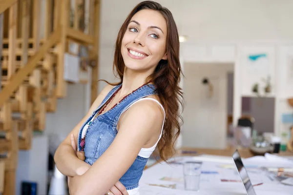 Junge Frau steht im kreativen Büro — Stockfoto