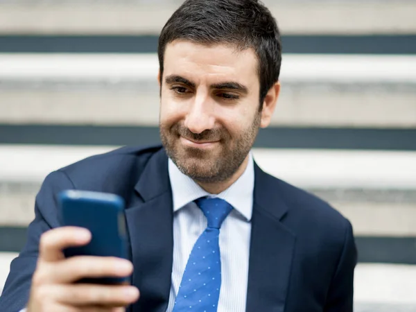 Retrato de hombre de negocios guapo Al aire libre — Foto de Stock