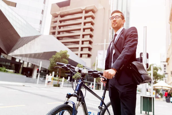 Jóvenes empresarios con una bicicleta — Foto de Stock