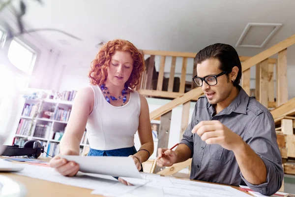 Dos jóvenes arquitectos en el cargo — Foto de Stock