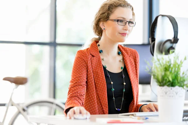 Junge Frau im Amt — Stockfoto