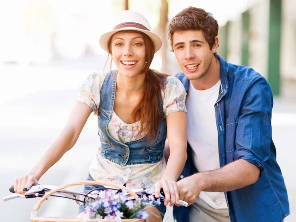 Happy couple in city with bike — Stock Photo, Image