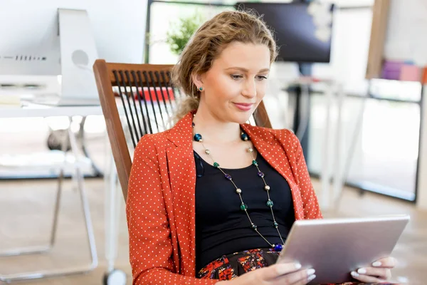 Görevdeki genç bayan.