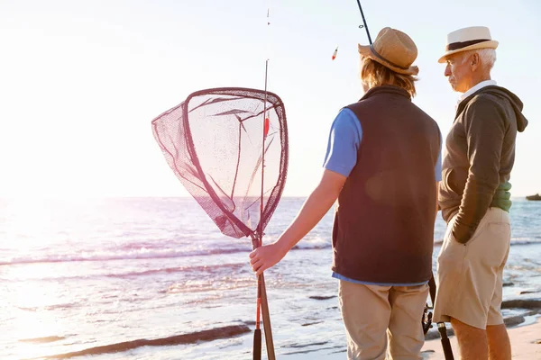 Yaşlı adam torunuyla balık tutuyor.