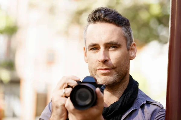 Male photographer taking picture — Stock Photo, Image