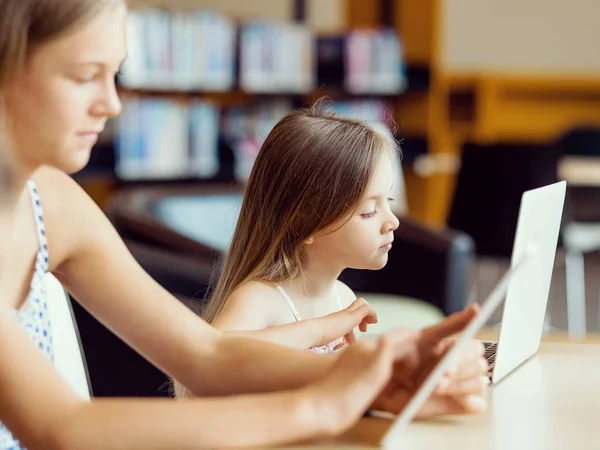 Technology and fun in the library — Stock Photo, Image