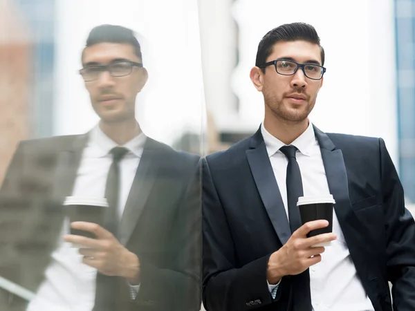 Retrato de hombre de negocios guapo Al aire libre —  Fotos de Stock