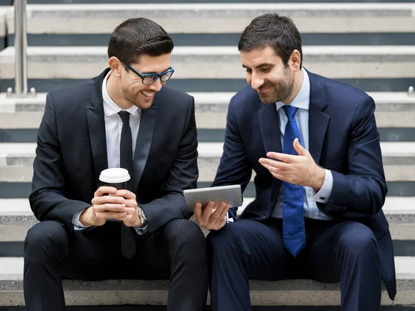 Dos hombres de negocios hablando al aire libre — Foto de Stock