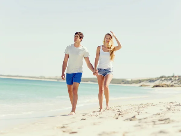 Romantico giovane coppia sulla spiaggia — Foto Stock