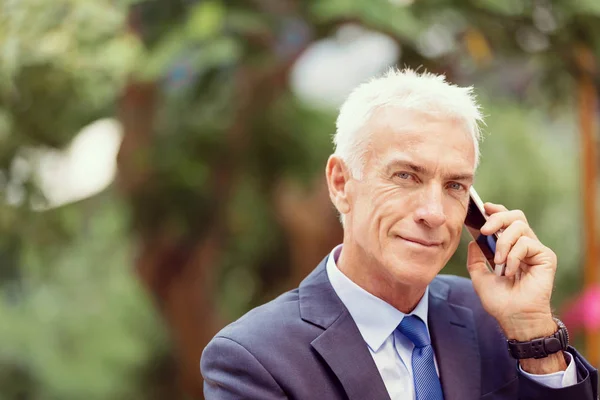 Portret van een zelfverzekerde zakenman buiten — Stockfoto