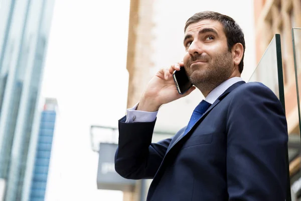 Retrato de hombre de negocios guapo Al aire libre —  Fotos de Stock