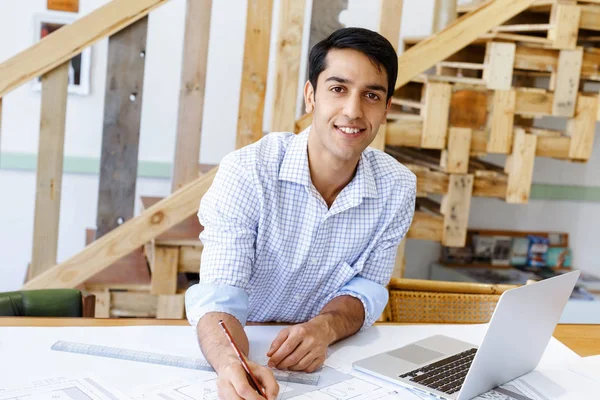 Joven arquitecto en oficina — Foto de Stock