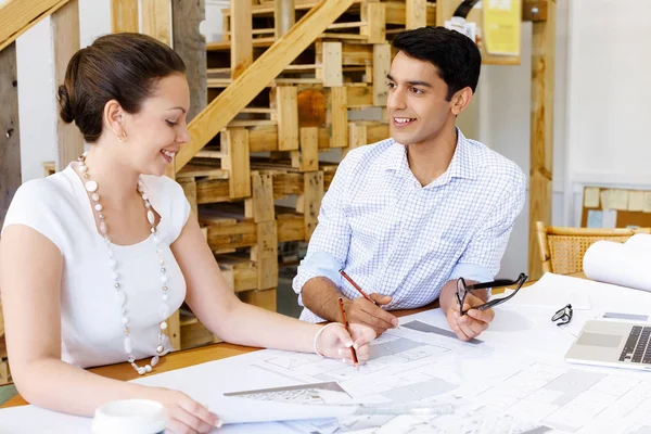 Dos jóvenes arquitectos en el cargo — Foto de Stock