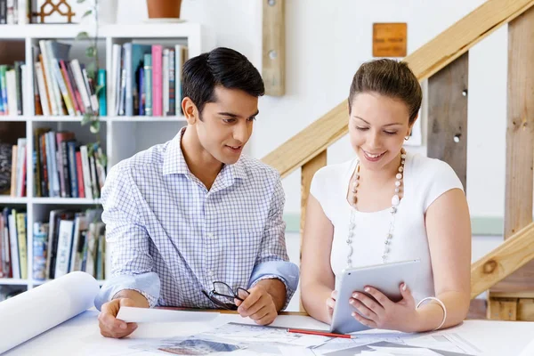 Ofisteki iki genç mimar