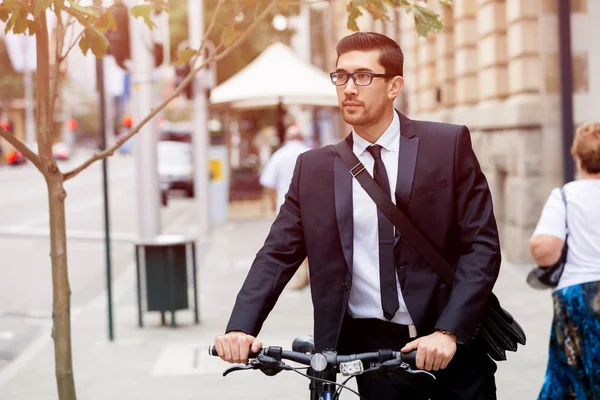 Bisikletli genç işadamları