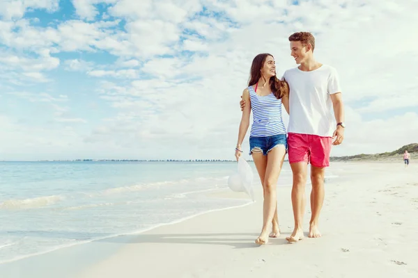 Romantisches junges Paar am Strand — Stockfoto