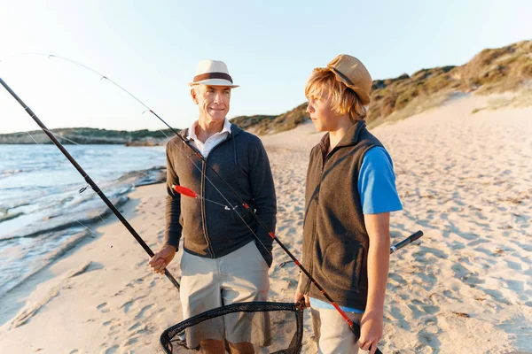 Yaşlı adam torunuyla balık tutuyor.
