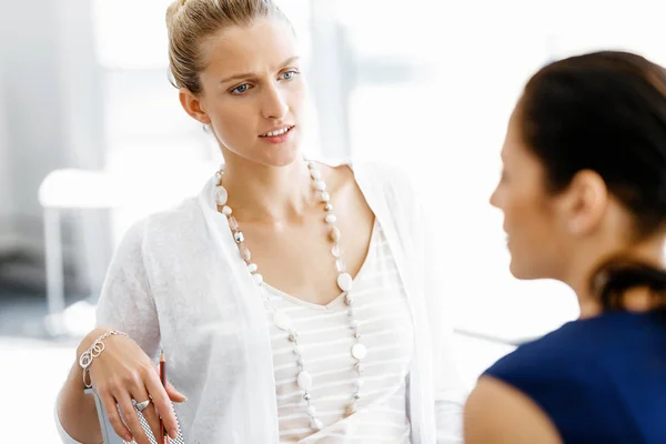 Twee vrouwelijke collega 's in functie — Stockfoto