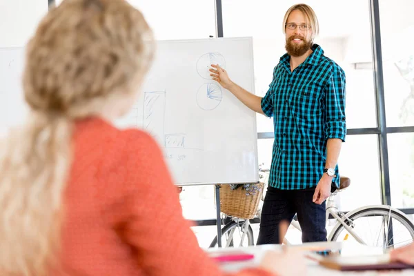 Hombre de negocios casual dando una presentación en la oficina — Foto de Stock