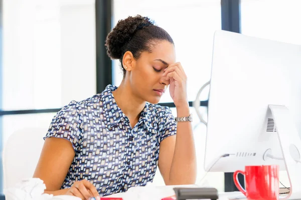 Portret van moe Afro-Amerikaanse kantoor werknemer zitten in Office — Stockfoto