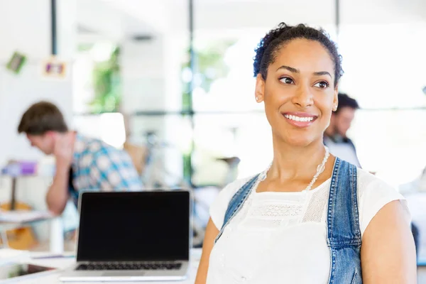 Porträtt av leende afro-american kontorsarbetare sitter i offfice — Stockfoto